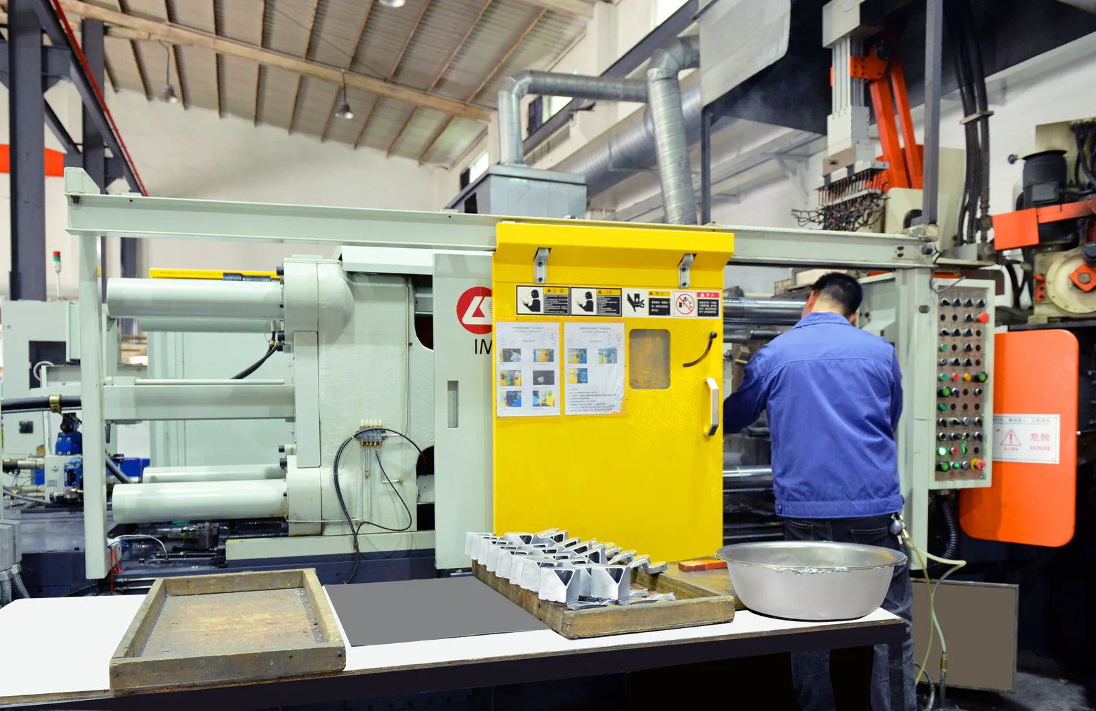 Hot-chamber zinc alloy die-casting machine in operation